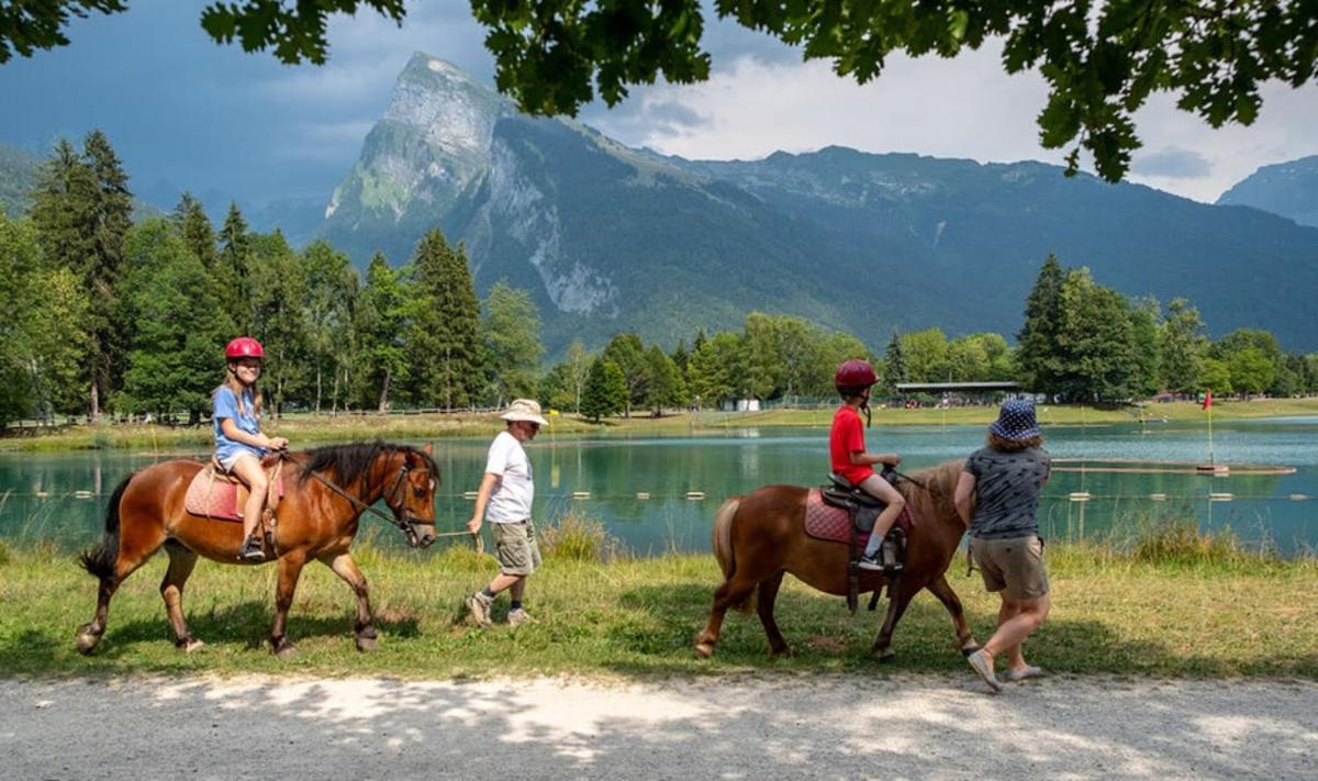 Bungalow 3 Chambres Pour 6 Pers Avec Climatisation Camping 3 Etoiles Samoens Bagian luar foto